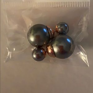 ⬇️Double sided gray/black rose gold pearl earrings